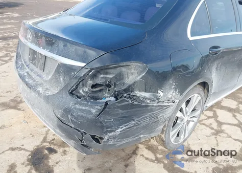 2016 Mercedes-Benz C 300 z USA, uszkodzony, nr VIN 55SWF4JB5GU129684